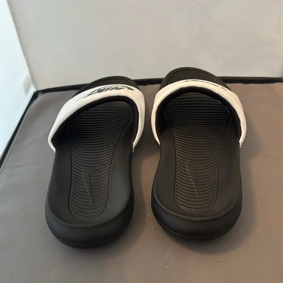 Nike Black and‎ White Slides men’s size 7 new - Picture 3 of 5